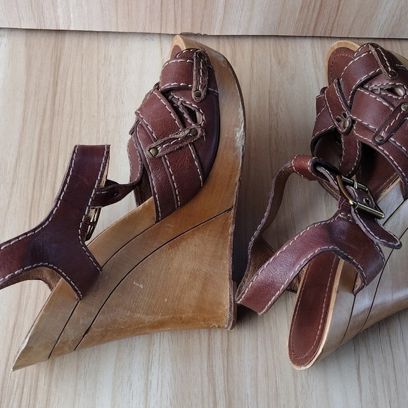 Frye Women’s June T Straps Brown Leather Wooden Wedge Sandals Size 7.5 - Picture 7 of 8